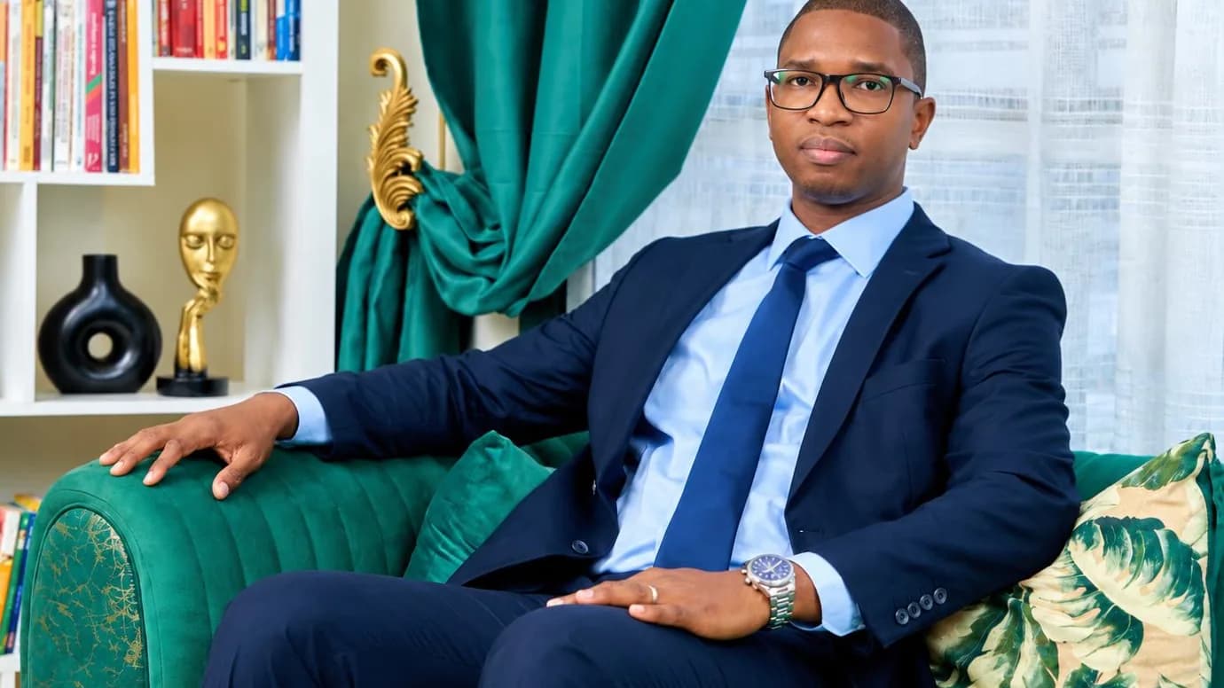 Jean Aimé assis lors d'un entretien